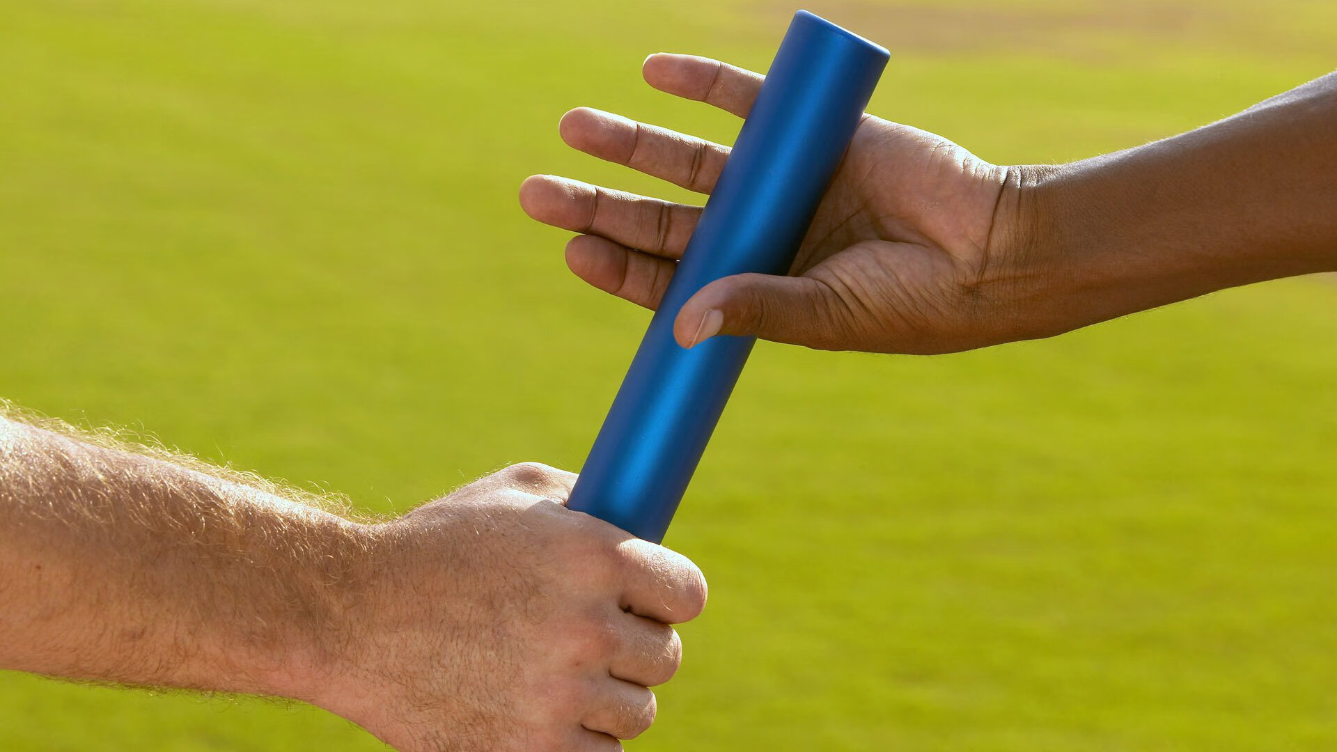 裁判员利用智能设备提高判罚效率与精度水平，裁判员在比赛中执行规则时的技术用语和动作